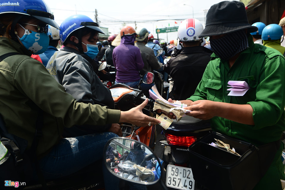 Tàu hỏa, xe khách chật cứng hành khách trở lại thành phố sau nghỉ lễ